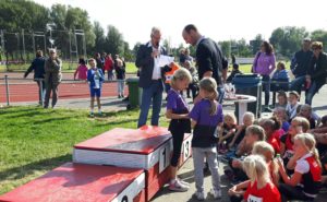 Lara en Lisanne bekijken hun medaille