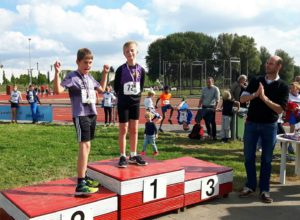 De jongens B-pupillen op het podium